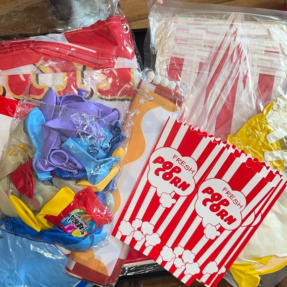 CARNIVAL THEMED DECOR BUNDLE - Picture 3 of 16